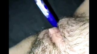 Anja si masturba con una penna...