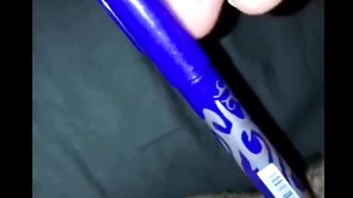 Anja si masturba con una penna...