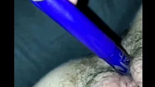 Anja si masturba con una penna...