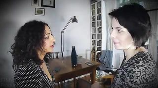 Lesbiche si baciano con grande piacere