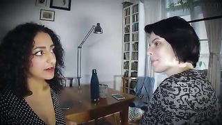 Lesbiche si baciano con grande piacere