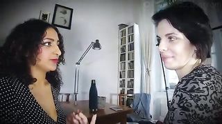 Lesbiche si baciano con grande piacere