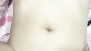 Sveltina di coppietta asiatica sul letto