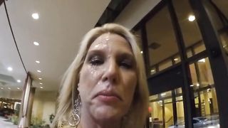 Attrice bionda esce dalla sua stanza con la sborra sul viso