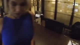 Attrice bionda esce dalla sua stanza con la sborra sul viso