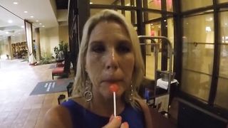 Anteprima del video: Attrice bionda esce dalla sua stanza con la sborra sul viso