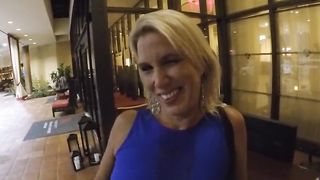 Attrice bionda esce dalla sua stanza con la sborra sul viso