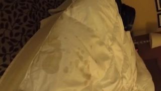 Attrice bionda esce dalla sua stanza con la sborra sul viso