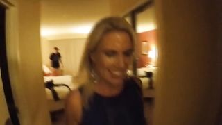 Attrice bionda esce dalla sua stanza con la sborra sul viso