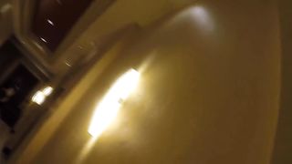 Attrice bionda esce dalla sua stanza con la sborra sul viso