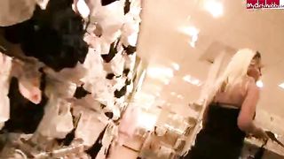 Bionda tedesca si esibisce in pubblico sborrata in faccia