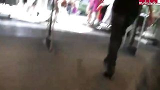 Bionda tedesca si esibisce in pubblico sborrata in faccia