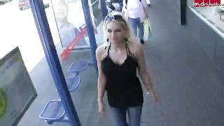 Bionda tedesca si esibisce in pubblico sborrata in faccia