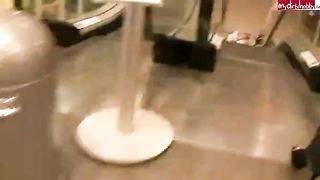 Bionda tedesca si esibisce in pubblico sborrata in faccia