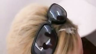 Bionda pompinara compare in spiaggia con la cremina sul viso