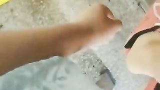 Insegnante cinese si tocca dietro la cattedra