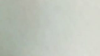 Insegnante cinese si tocca dietro la cattedra