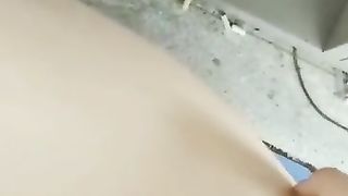 Insegnante cinese si tocca dietro la cattedra