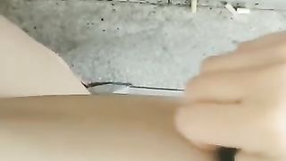 Insegnante cinese si tocca dietro la cattedra