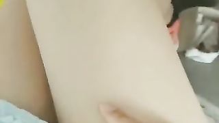 Insegnante cinese si tocca dietro la cattedra