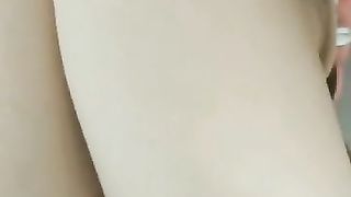 Insegnante cinese si tocca dietro la cattedra