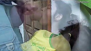 Ragazza che succhia e si fa sborrare in faccia da un mostruoso cazzone