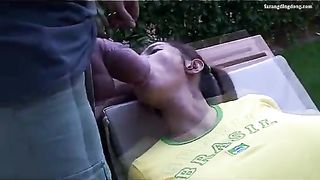 Ragazza che succhia e si fa sborrare in faccia da un mostruoso cazzone