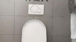 Web cam in un bagno per donne in Cina