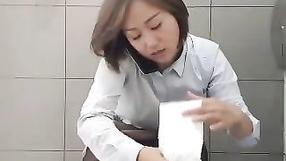 Web cam in un bagno per donne in Cina