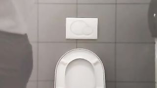 Web cam in un bagno per donne in Cina