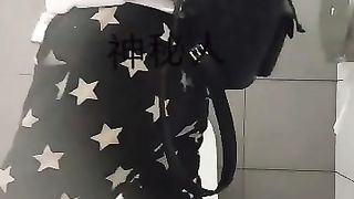 Web cam in un bagno per donne in Cina