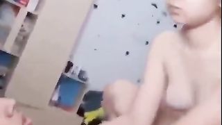 Giovane coppietta asiatica scopa