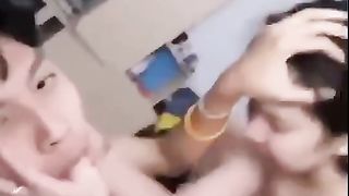 Giovane coppietta asiatica scopa