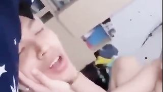 Giovane coppietta asiatica scopa