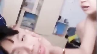 Giovane coppietta asiatica scopa