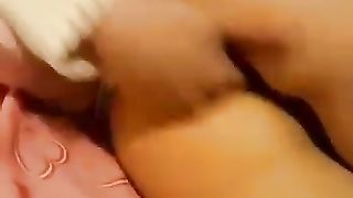 Aurora si masturba con la sua amica