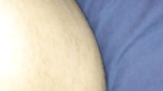 Ci masturbiamo sotto le coperte