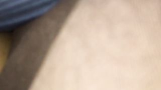 Ci masturbiamo sotto le coperte