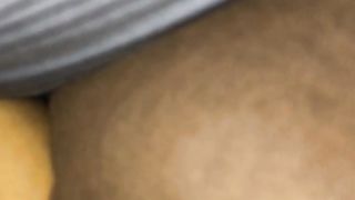 Ci masturbiamo sotto le coperte