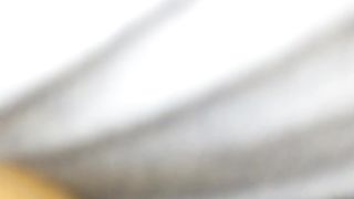 Ci masturbiamo sotto le coperte