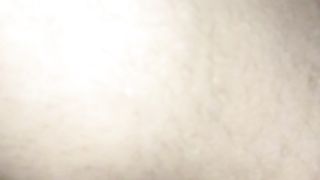 Ci masturbiamo sotto le coperte