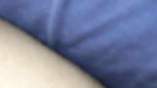 Ci masturbiamo sotto le coperte