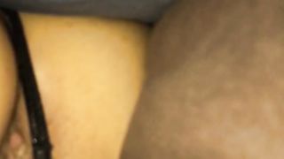 Ci masturbiamo sotto le coperte