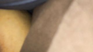 Ci masturbiamo sotto le coperte