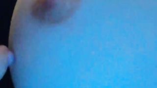 Anja giocherella con i capezzoli