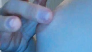 Anja giocherella con i capezzoli