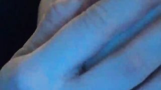 Anja giocherella con i capezzoli