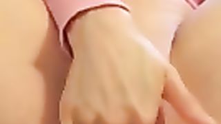 Bella fighetta orientale si masturba con la mano