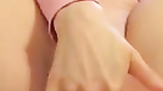 Bella fighetta orientale si masturba con la mano