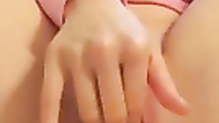 Bella fighetta orientale si masturba con la mano